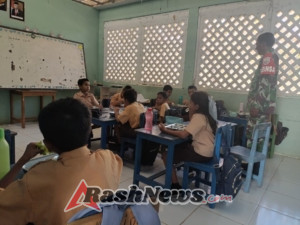 Babinsa Pantai Baru Dampingi Pendistribusian Makanan Bergizi untuk 2.452 Siswa