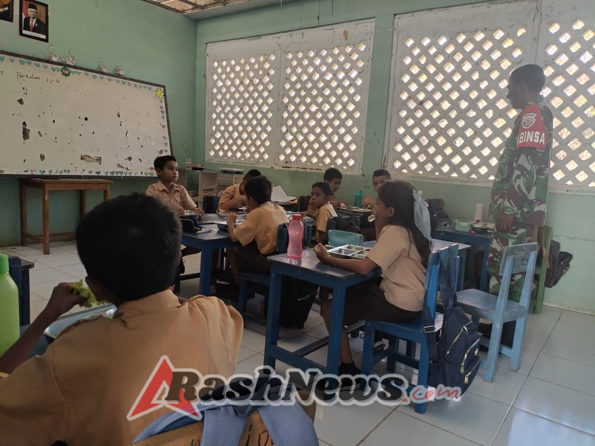 Babinsa Pantai Baru Dampingi Pendistribusian Makanan Bergizi untuk 2.452 Siswa