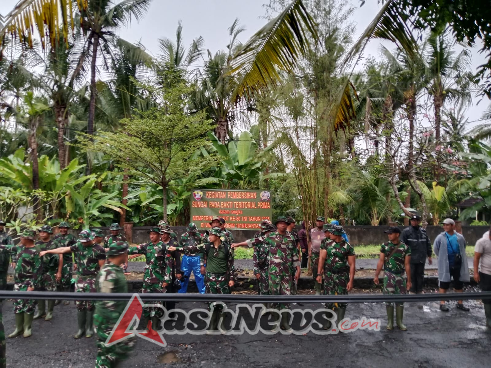 TNI Gelar Karya Bhakti Pembersihan Sungai di Gianyar, Wujud Nyata Bhakti Teritorial Prima Sambut HUT ke-80