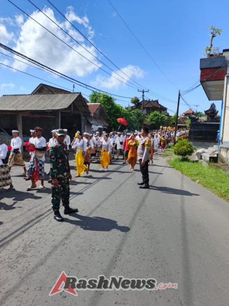 Berikan rasa aman dan nyaman, Babinsa 1623-01/Karangasem amankan upacara keagamaan.