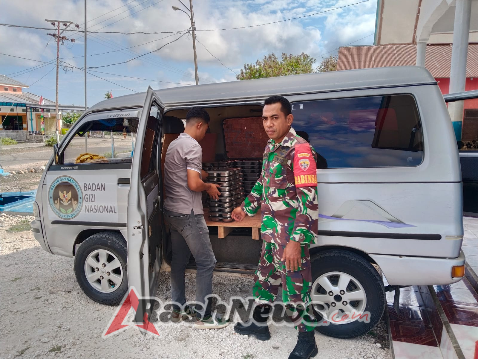 Babinsa Koramil 1627-01/Ba’a Pantau Distribusi Makanan Bergizi Gratis di Rote Ndao