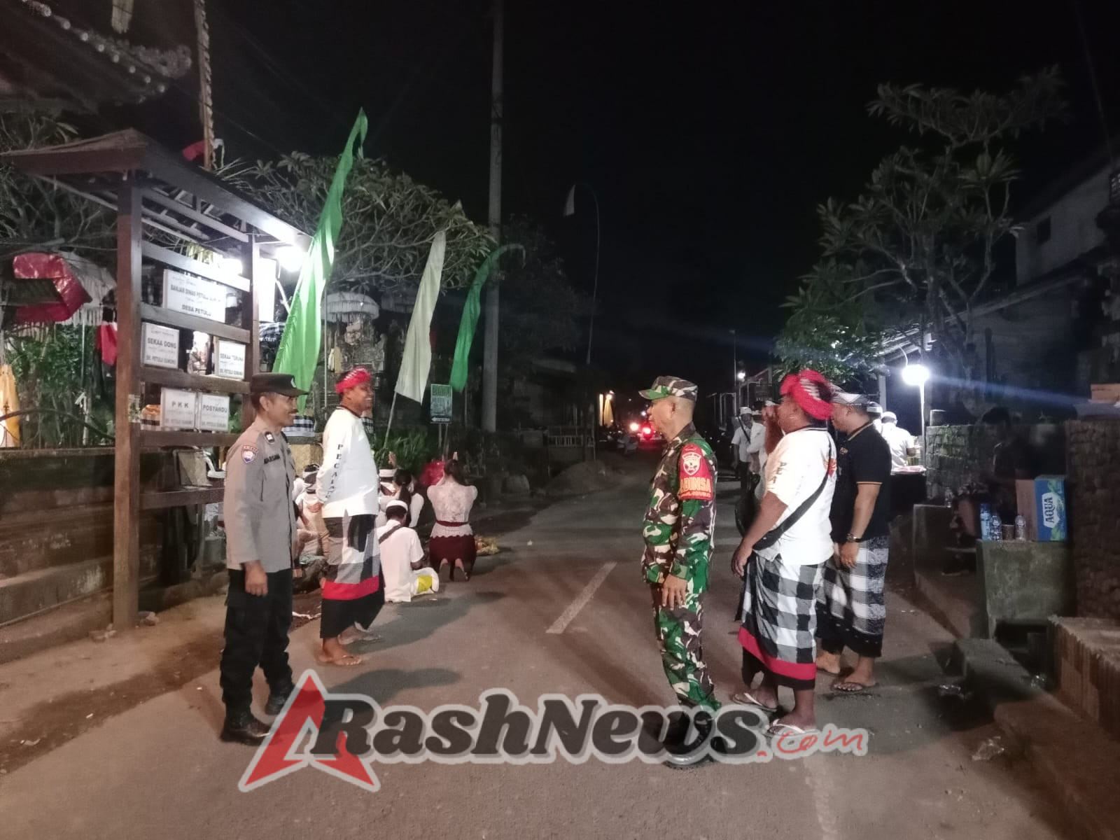 Babinsa Hadir di Tengah Warga, Jaga Kamtibmas Saat Piodalan Desa Petulu