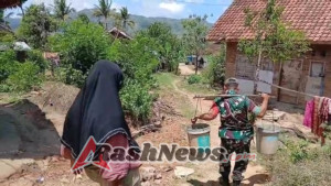 Babinsa Labuan Tereng Bantu Warga Nikmati Akses Air Bersih