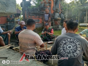 Babinsa Desa Jegu Turun Langsung Ngayah Bersama Masyarakat di Pura Desa