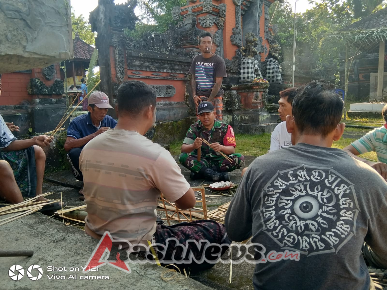 Babinsa Desa Jegu Turun Langsung Ngayah Bersama Masyarakat di Pura Desa