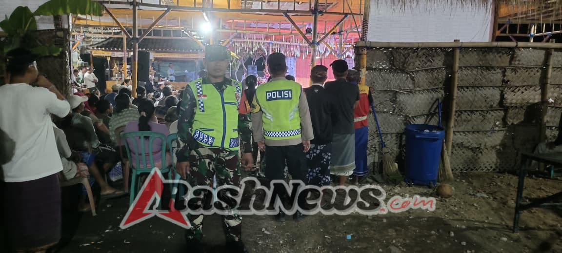 Beri Rasa Nyaman Dan Aman, Babinsa Kutampi Kawal Pementasan Bondres