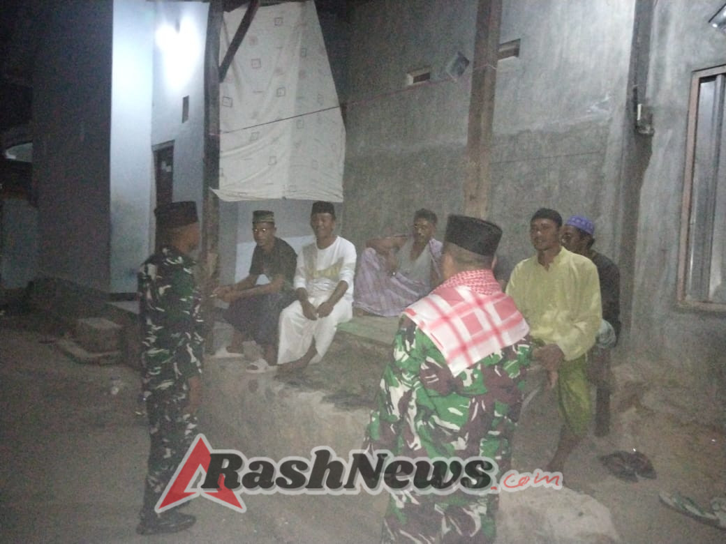 Sertu Sahfundi dan Aparat Desa Bersama Masyarakat Jaga Ketertiban Lewat Patroli Siskamling