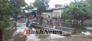 Anggota Koramil 1615-08/Labuhan Haji Turun Tangan Bersihkan Irigasi Tersumbat di Banjarsari