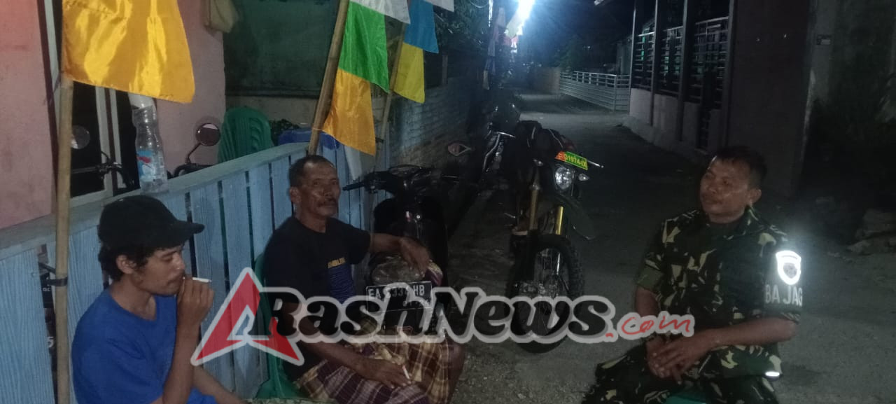 Babinsa Koramil 1628-03/Seteluk Aktif Laksanakan Patroli Malam di Wilayah Binaan