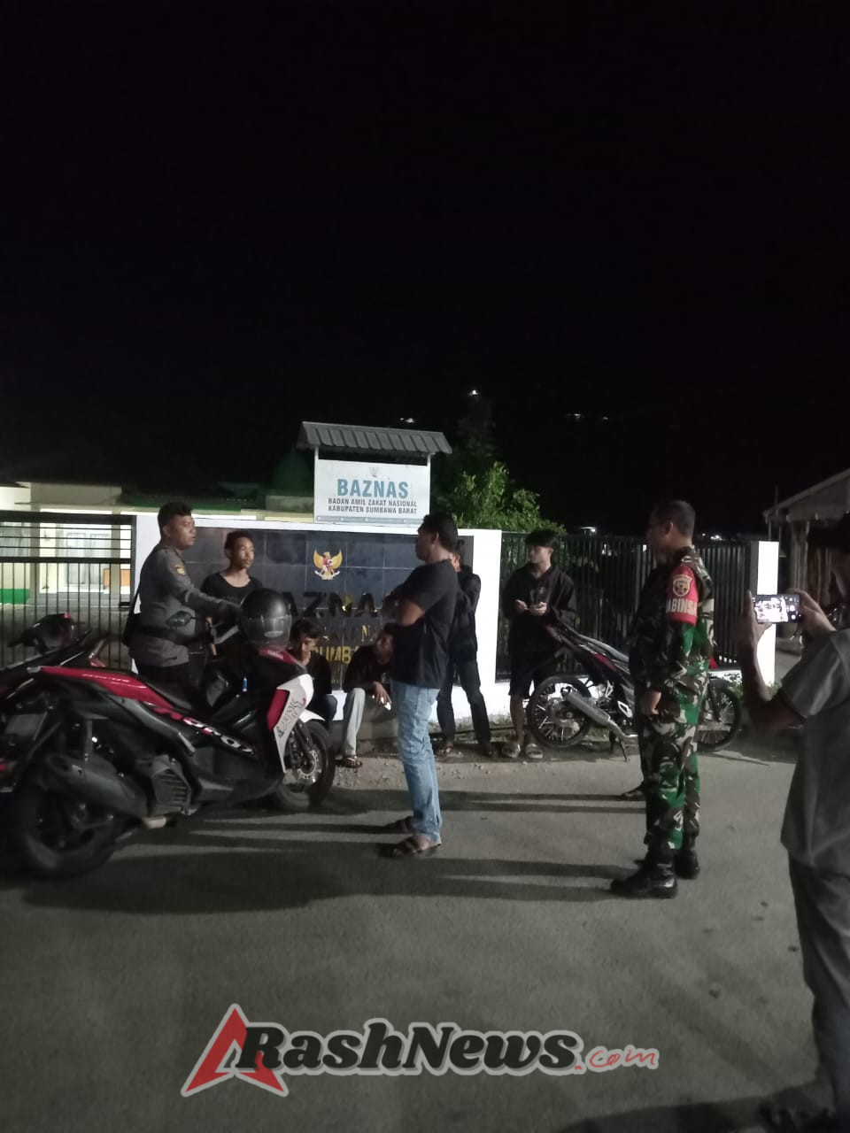 Patroli Malam Babinsa di Kota Taliwang, Warga Diajak Tertib dan Aman