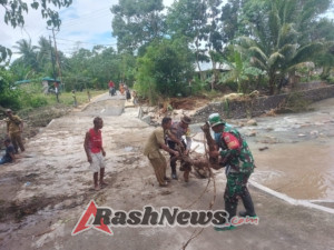 Kebersamaan TNI-Rakyat: Babinsa Bersama Warga Bersihkan Puing Kayu di Gorong-Gorong