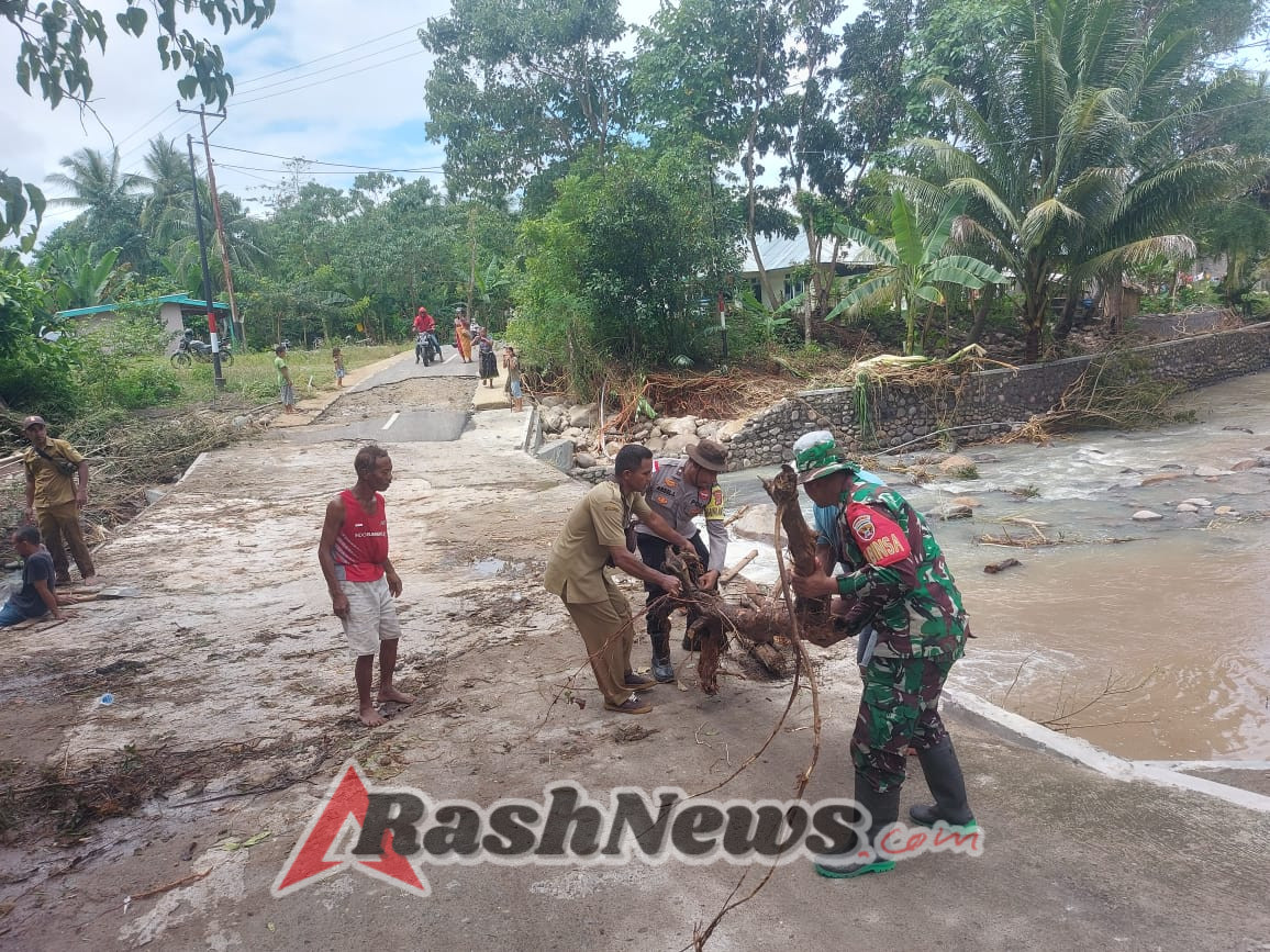 Kebersamaan TNI-Rakyat: Babinsa Bersama Warga Bersihkan Puing Kayu di Gorong-Gorong