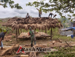 Babinsa Sertu Alifin Bantu Warga Bangun Rumah di Desa Laboya Bawah