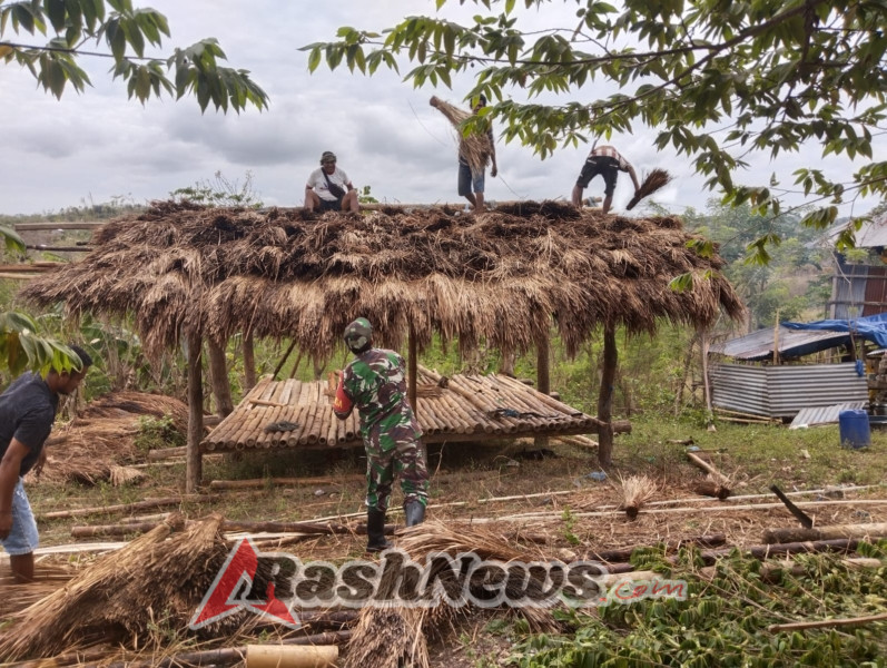 Babinsa Sertu Alifin Bantu Warga Bangun Rumah di Desa Laboya Bawah
