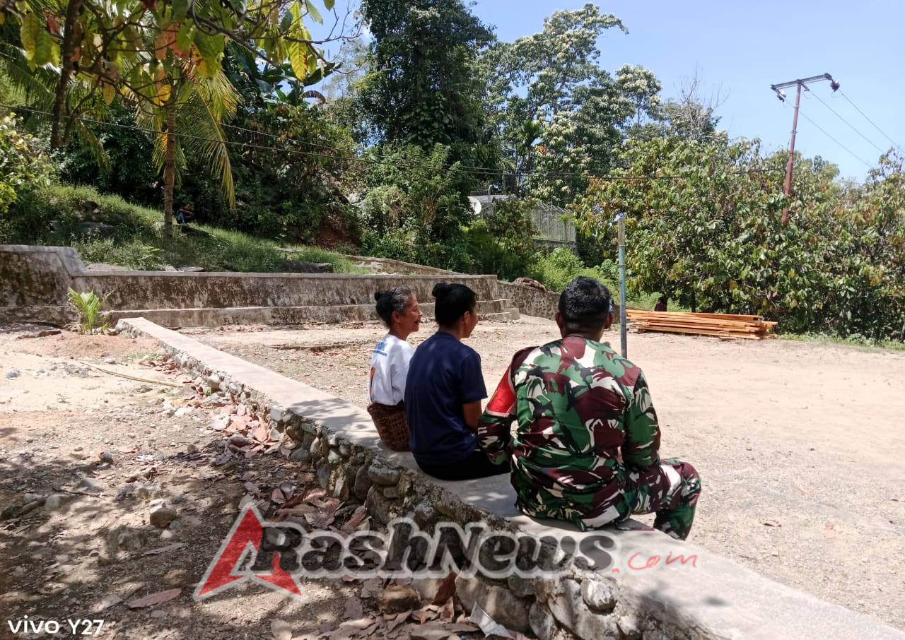 Wujudkan Rasa Aman, Babinsa Ende Timur Gelar Komsos dan Pamwil di Desa Lisepuu