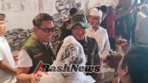 Tinjau Langsung Pencairan Dana Bantuan Banjir di Pasar Kumbasari