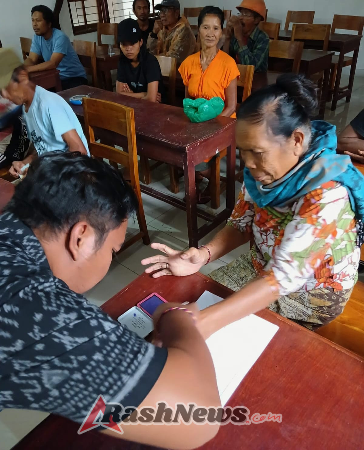 Pendampingan Penyaluran BLT-DD, Babinsa Pastikan Bantuan Terima Masyarakat yang Berhak