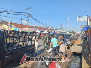 Kebersamaan TNI dan Warga: Babinsa Soriutu Pimpin Gotong Royong di Pasar Induk