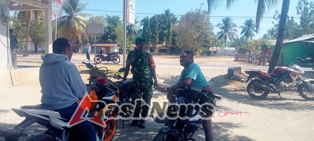 Bersama Warga, Babinsa Kodim 1602/Ende Lakukan Pemantauan Wilayah dan Edukasi Kamtibmas