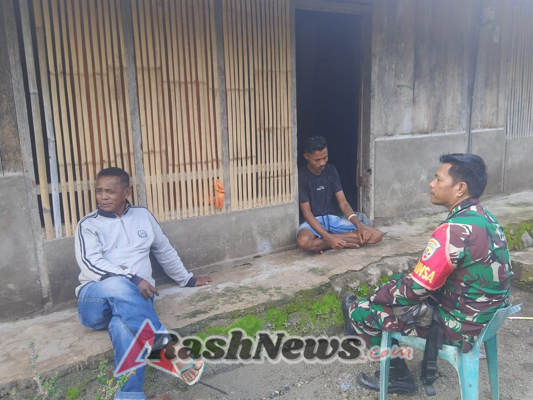 Babinsa Koramil 1602-04/Maurole Perkuat Komsos dan Pamwil di Desa Ngalukoja