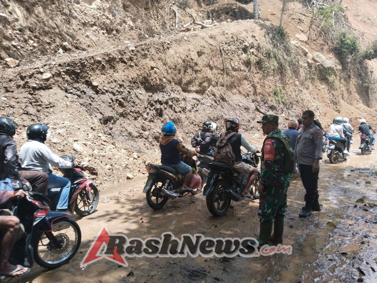 Babinsa Bersama Babinkamtibmas Intensifkan Pengamanan Wilayah di Jalur Trans Ende-Maumere