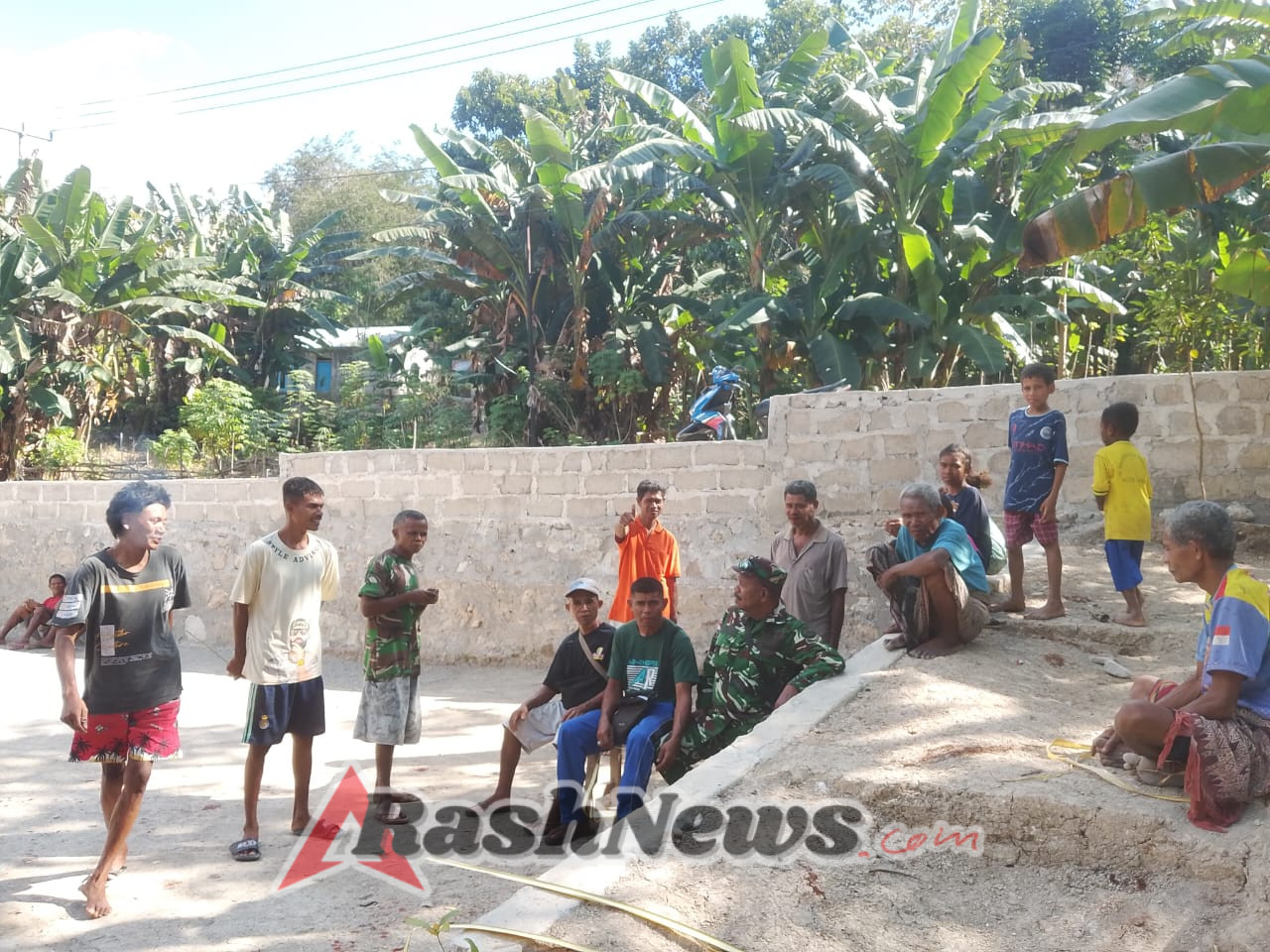 Babinsa Koramil 1621-02/Abanteng Laksanakan Komsos untuk Jaga Keamanan Lingkungan di Desa Oelet