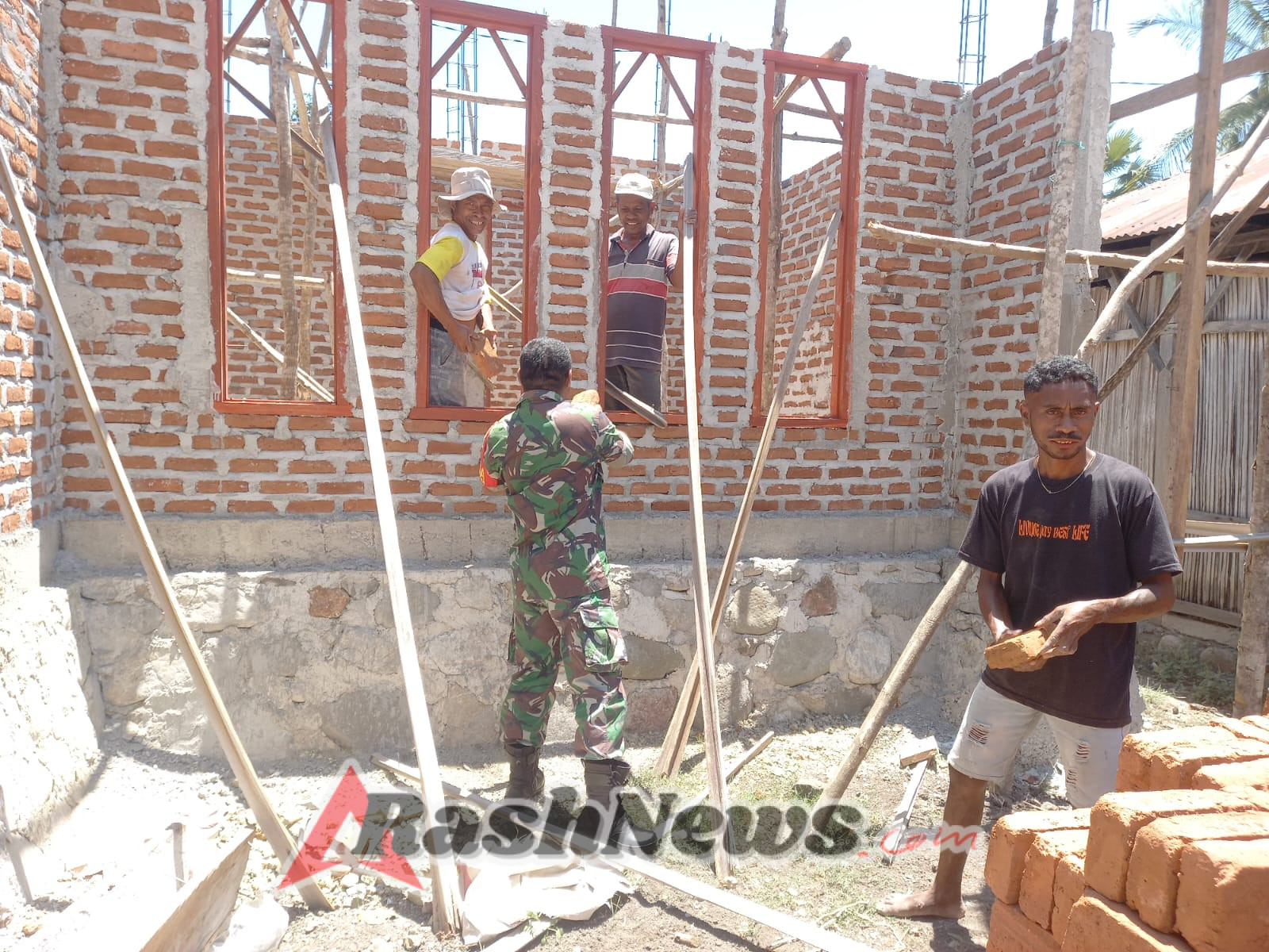 Babinsa Koramil 1618-06/Bian Ringankan Beban Warga Lewat Aksi Gotong Royong