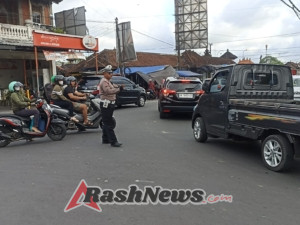 Akhir Pekan Ramai, Polsek Abiansemal Tingkatkan Pelayanan Lalin Sore Hari
