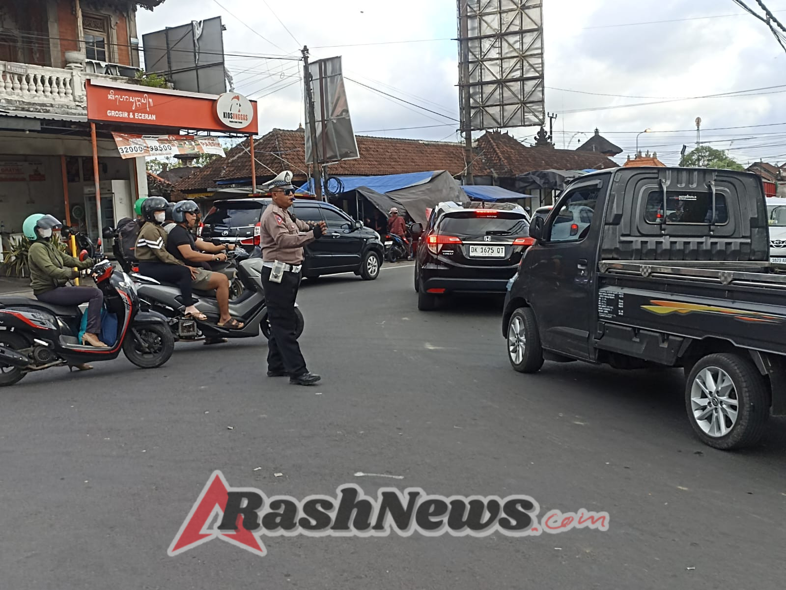 Akhir Pekan Ramai, Polsek Abiansemal Tingkatkan Pelayanan Lalin Sore Hari