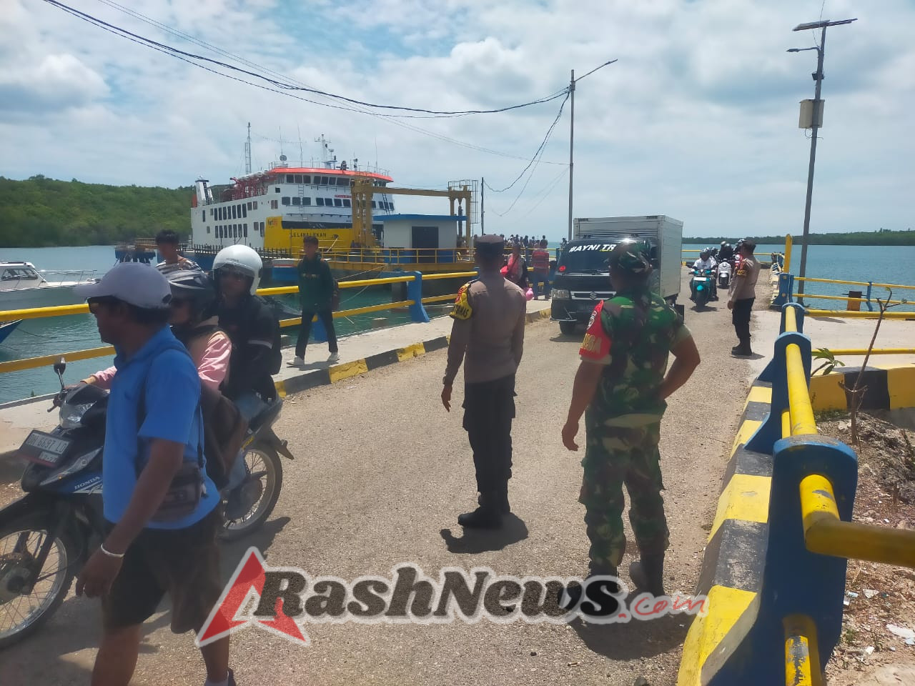Babinsa Koramil 1627-02/Pantai Baru Amankan Keberangkatan Kapal Fery Ilelabalekan