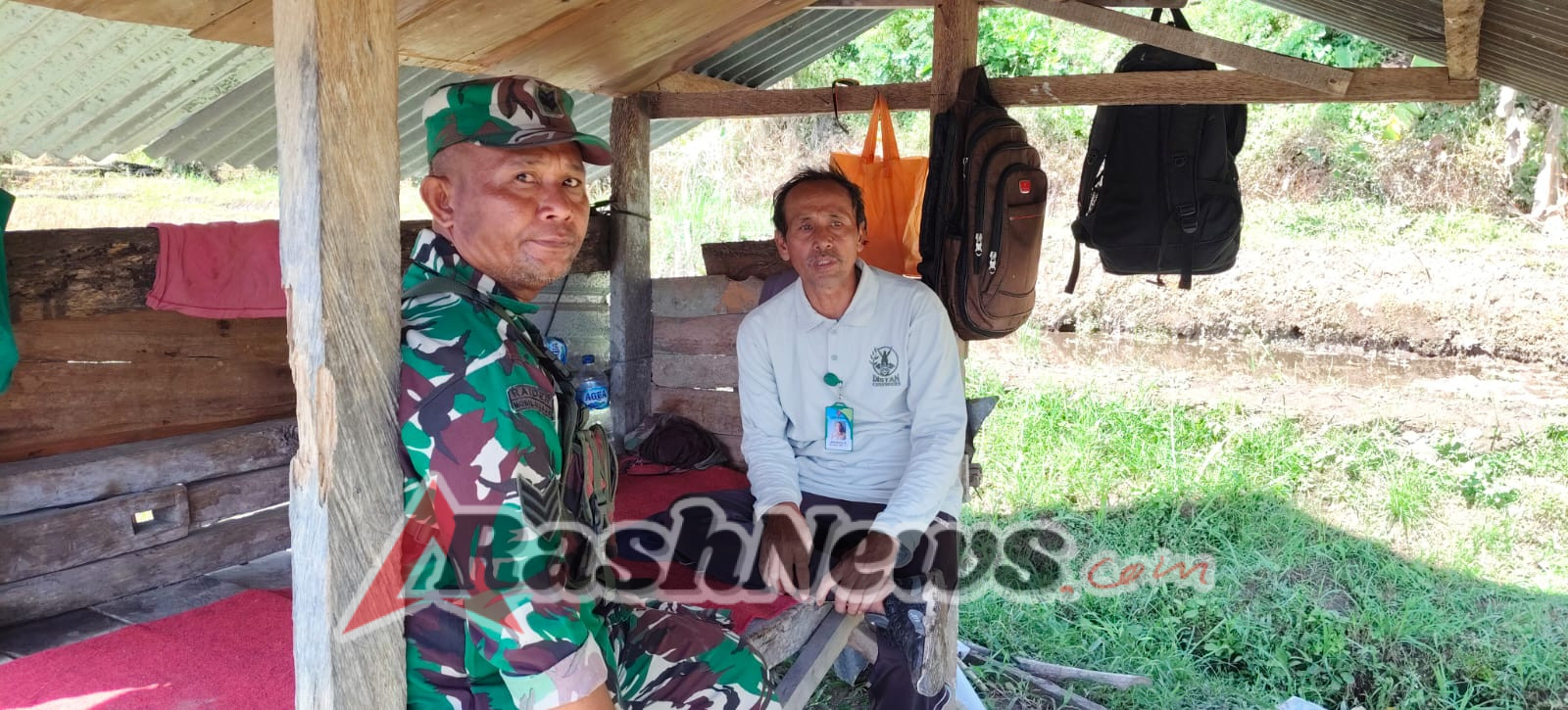Tingkatkan Kewaspadaan, Babinsa dan Tokoh Adat Subuk Bersama Tangkal Berita Hoaks