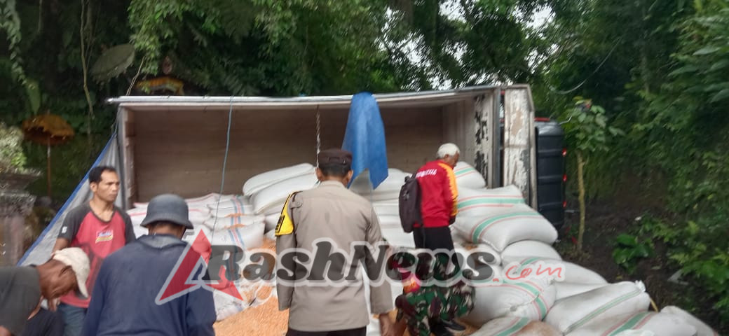 Kebersamaan TNI-Polri dan Warga Wujud Nyata Kemanunggalan Saat Evakuasi Truk Terguling