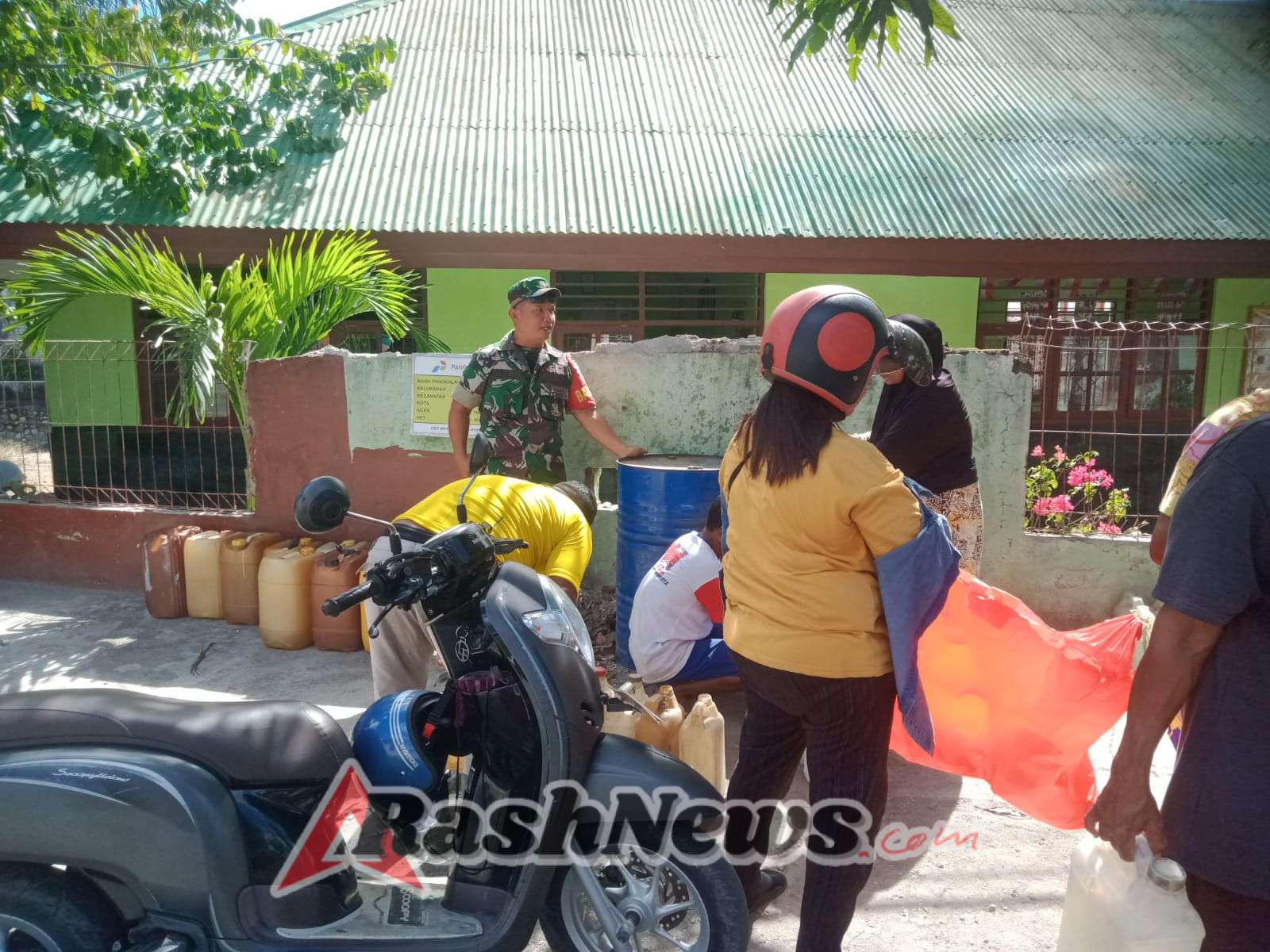 Babinsa Airmata Dukung Kelancaran Distribusi Minyak Tanah Merata