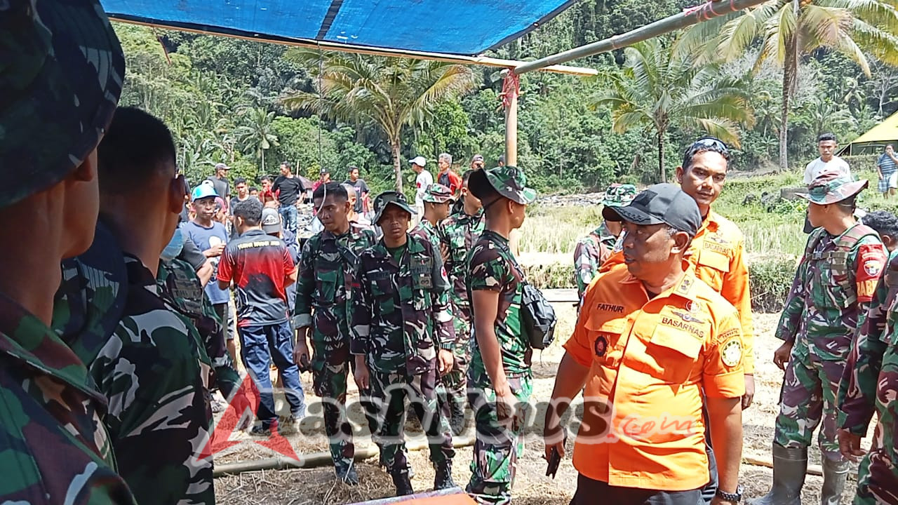Gotong Royong Temukan Korban Banjir: Sinergi TNI, Basarnas, dan Masyarakat di Nagekeo