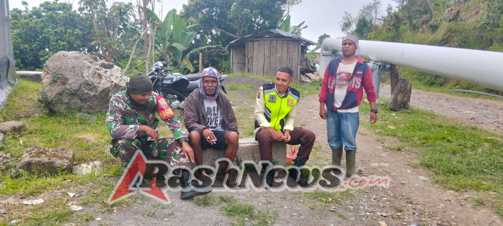 TNI AD Jaga Kemanunggalan dengan Masyarakat Lewat Komsos di Dusun Leledala