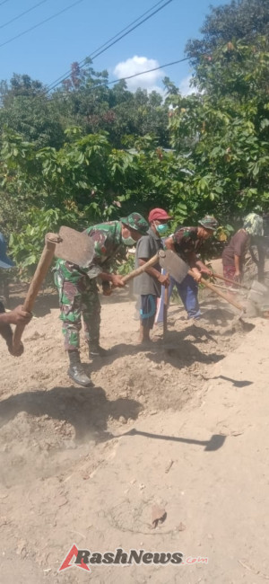Babinsa Koramil 1624-06/Wulanggitang Gelar Karya Bhakti Bersama Masyarakat di Desa Riangrita
