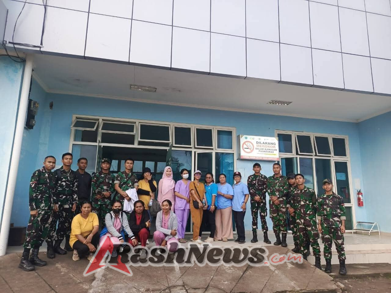 Personil Yonif TP 834/WM Memberikan Bantuan di Lokasi Terdampak Banjir Bandang di Desa Mauponggo