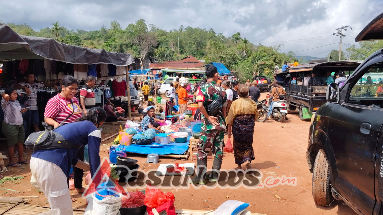 TNI Hadir di Tengah Masyarakat, Babinsa Koramil Maurole Lakukan Pamwil dan Komsos di Pasar Rakyat