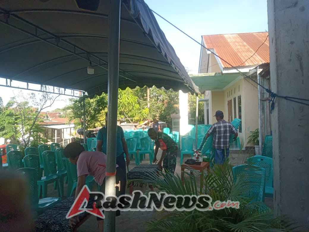 Babinsa Baa Bantu Warga Siapkan Ibadah 40 Hari di Kelurahan Mokdale