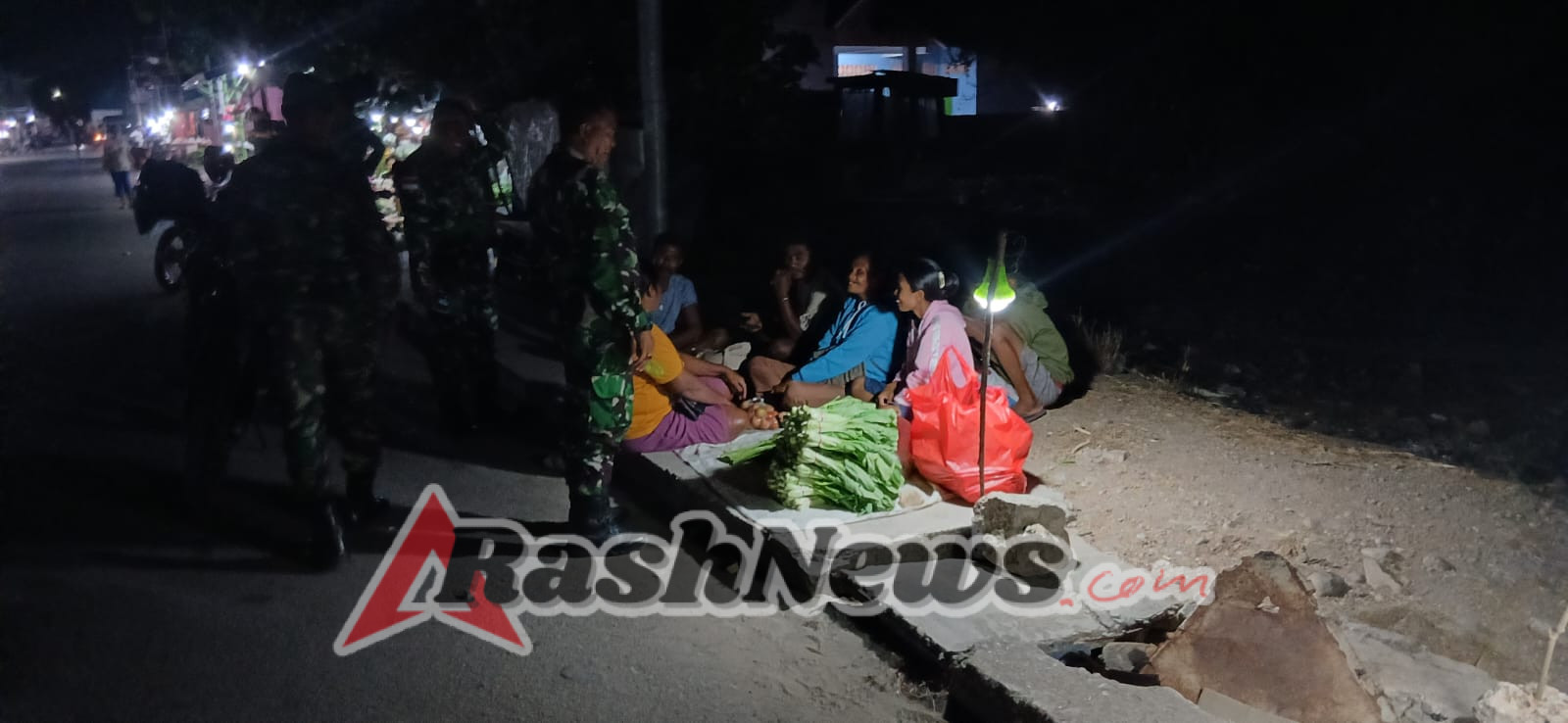 Letda Inf Alex Mahoklori Pimpin Patroli Siskamling Bersama