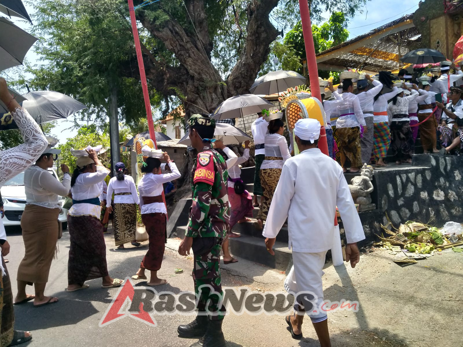 Semangat Mengabdi Di Wilayah Binaan, Serda Zainul Hadirkan Keamanan Di Upacara Ngulapin Banjar Adat Batumulapan Kangin