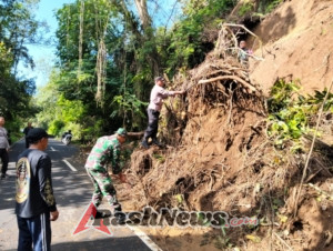 Pelda I Ketut Budarta Pimpin Personel Koramil Baturiti Bersihkan Material Longsor dan Pohon Tumbang