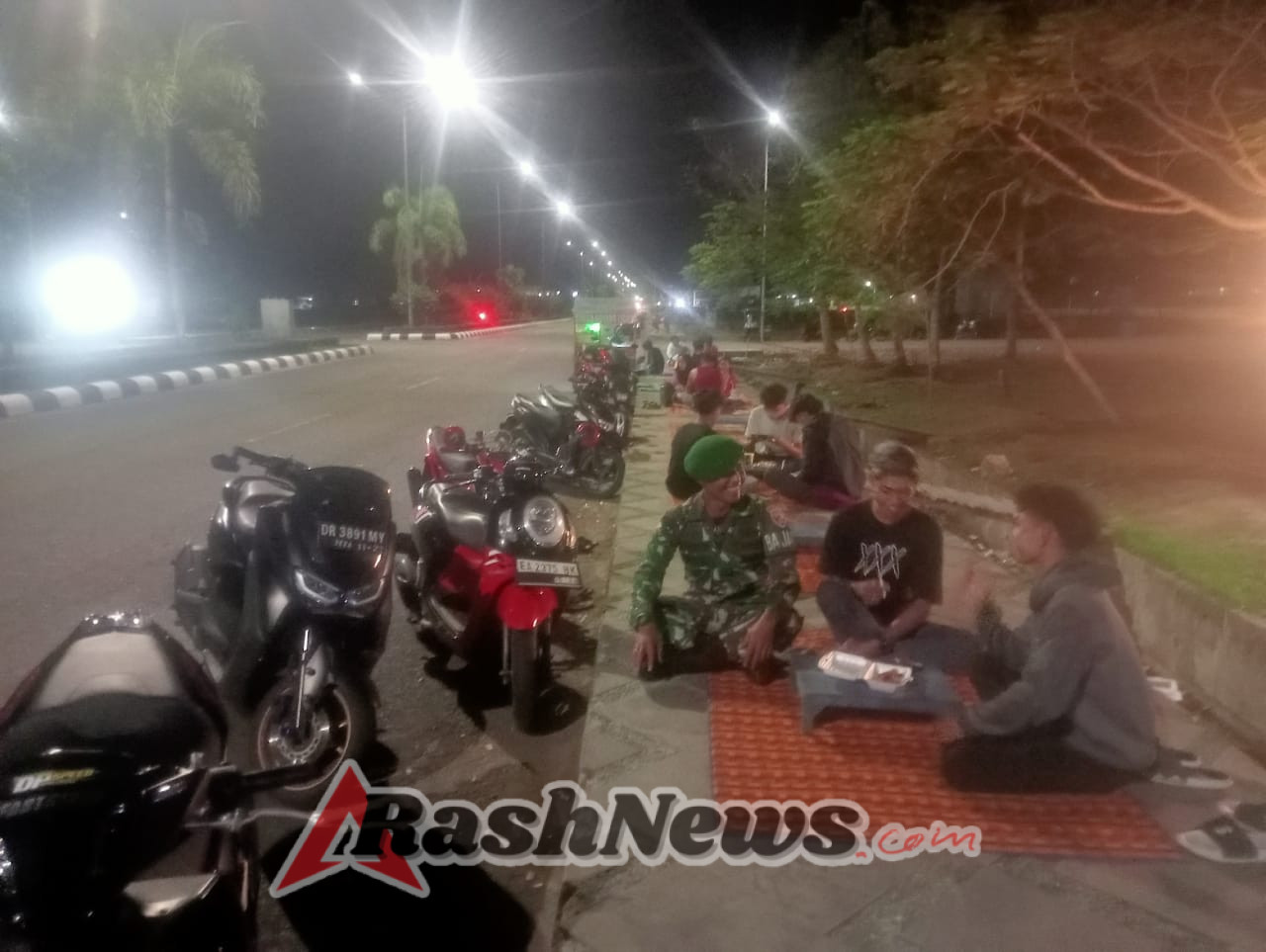 Patroli Malam Babinsa Koramil 1628-01/Taliwang, Bentuk Kepedulian pada Keamanan Lingkungan