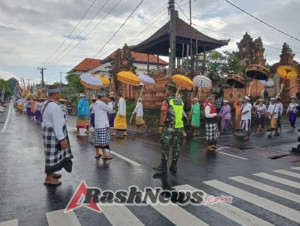 Kehadiran Babinsa di Tengah Krama Adat, Wujud Kedekatan TNI dengan Masyarakat Beng