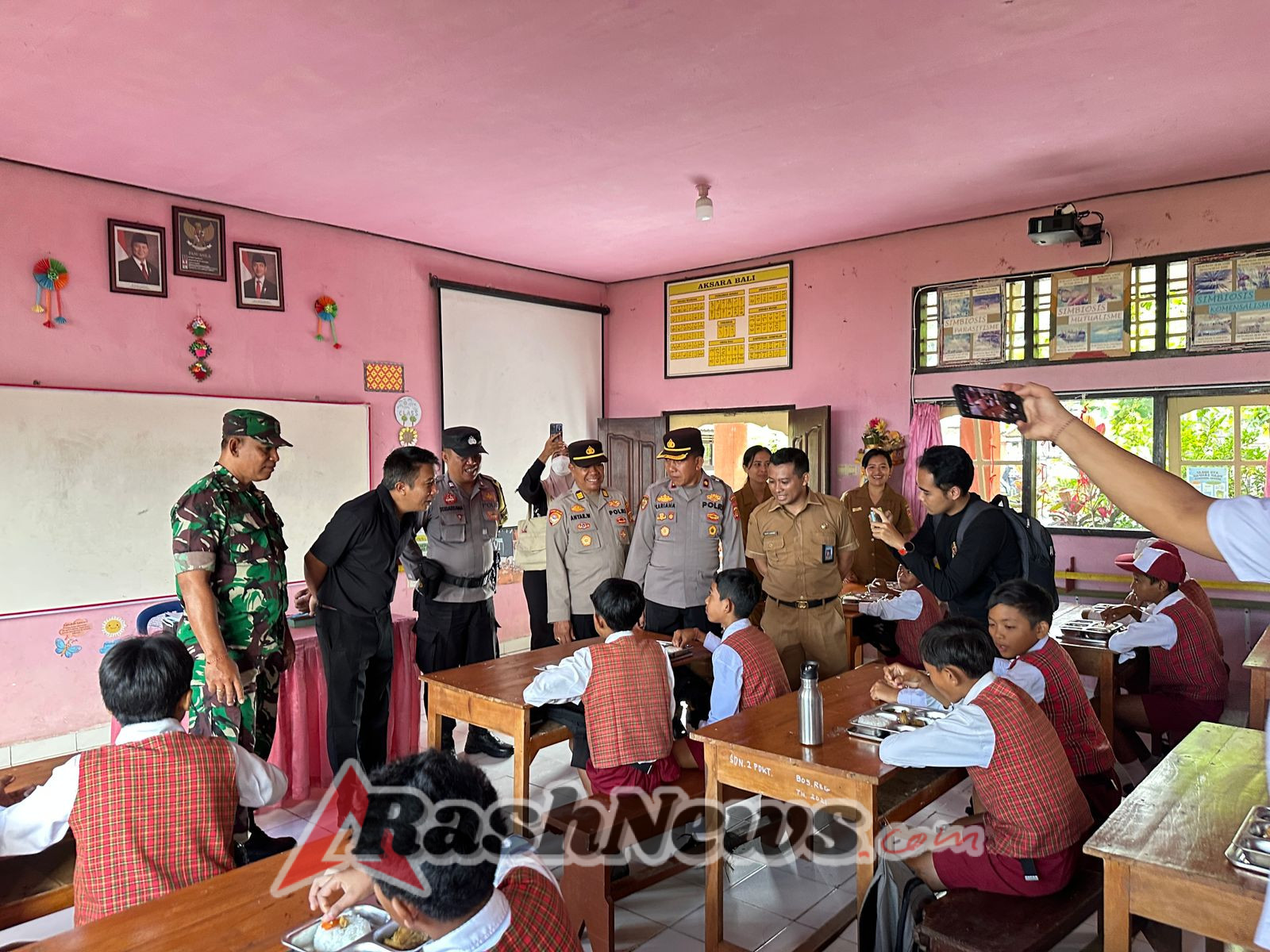 Pastikan kelancaran launching pendistribusian logistik MBG, Babinsa 1623-01/Karangasem laksanakan pendampingan.