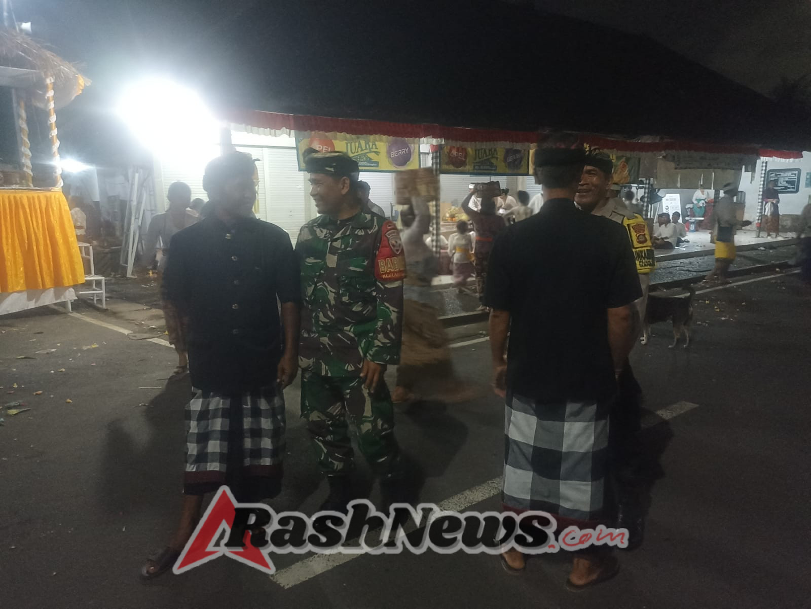 Dukung Kelancaran Hari Suci Tumpek Landep, Babinsa dan Bhabinkamtibmas Kawal Prosesi Adat di Petemon