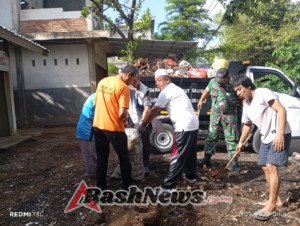 Aksi Bersih Lingkungan Babinsa Dopang Cegah Banjir Musiman