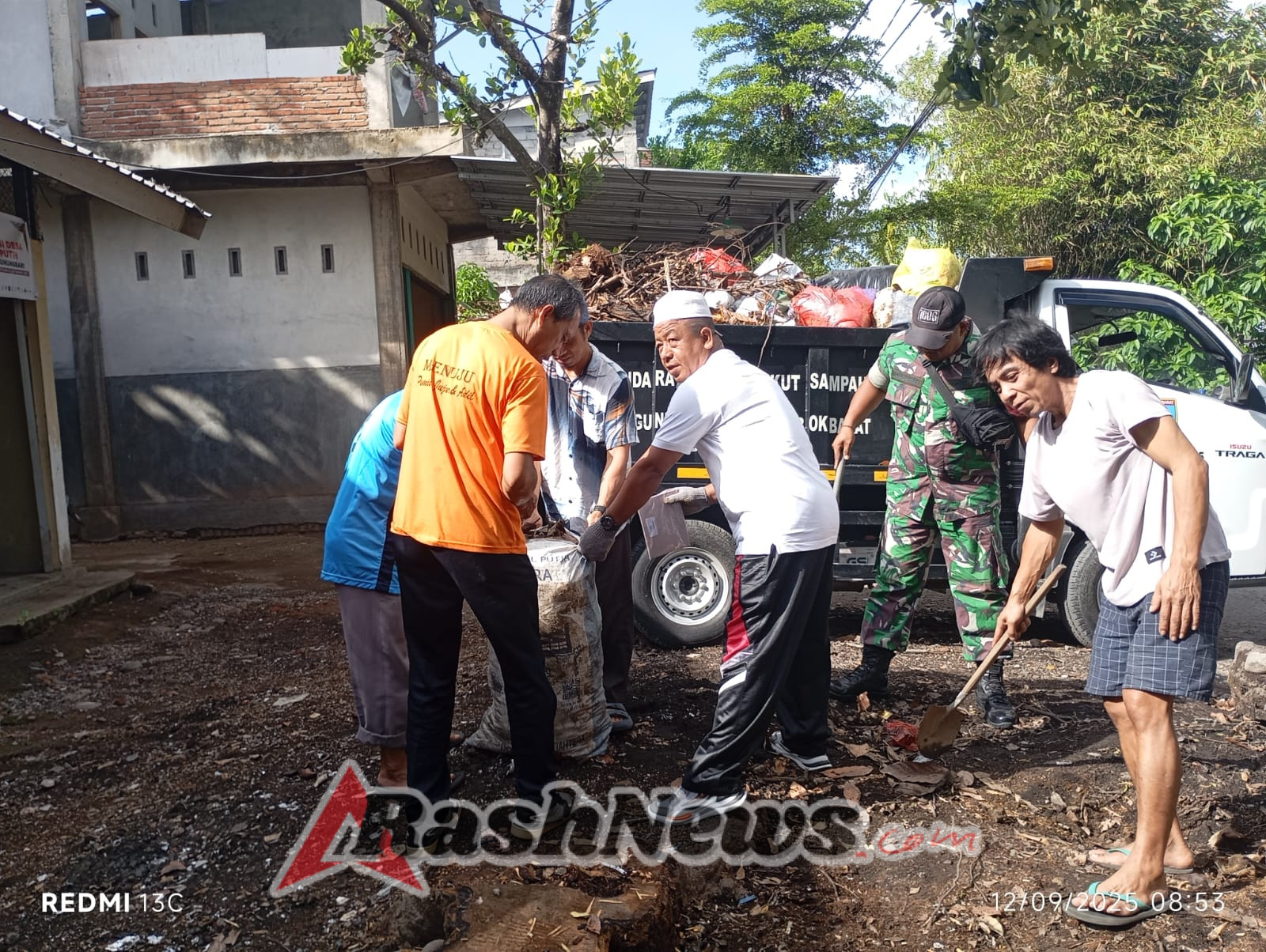 Aksi Bersih Lingkungan Babinsa Dopang Cegah Banjir Musiman
