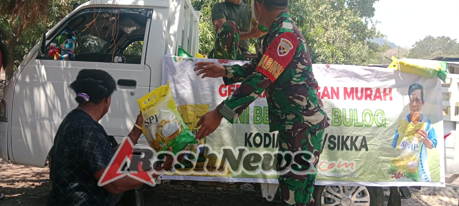 Ringankan Beban Warga, Babinsa Koramil Talibura Turun Langsung Salurkan Beras Murah