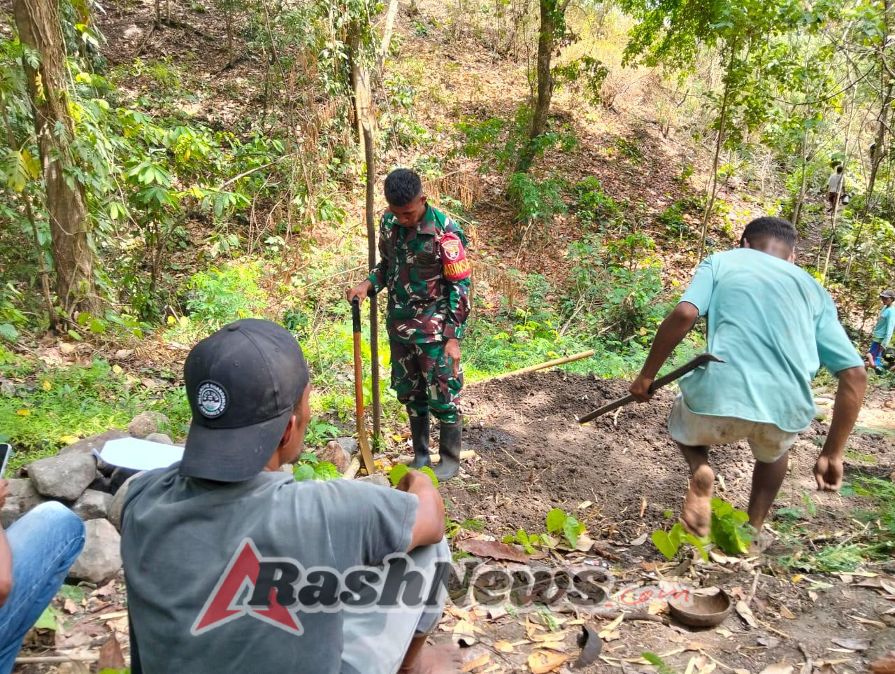 Babinsa Talibura Dukung Penyediaan Air Bersih dengan Pembangunan Bak Induk di Watubaing